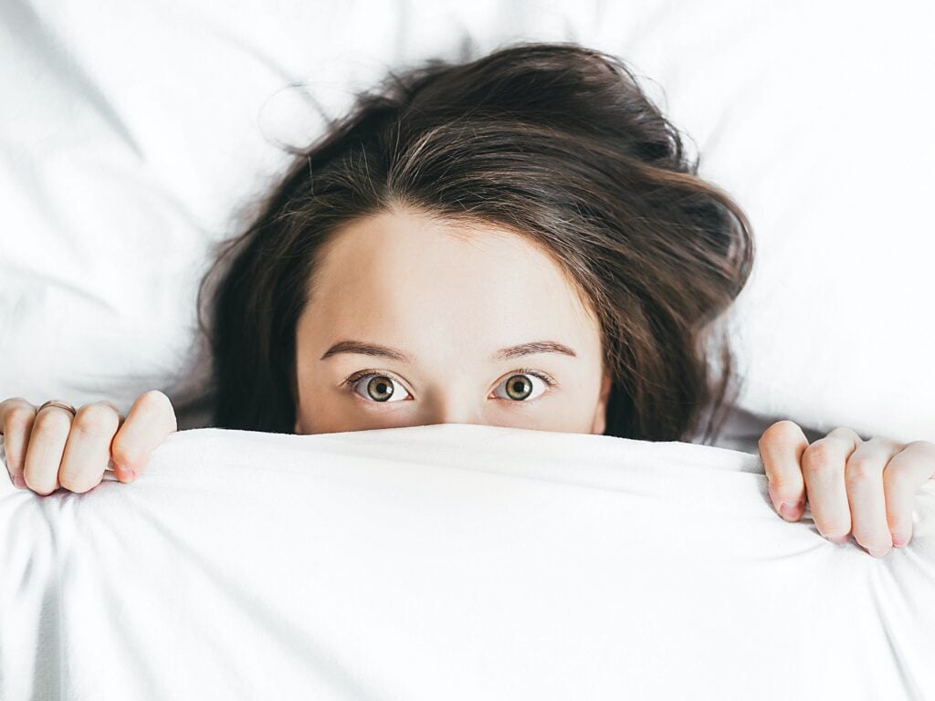 Vrouw in bed met angst