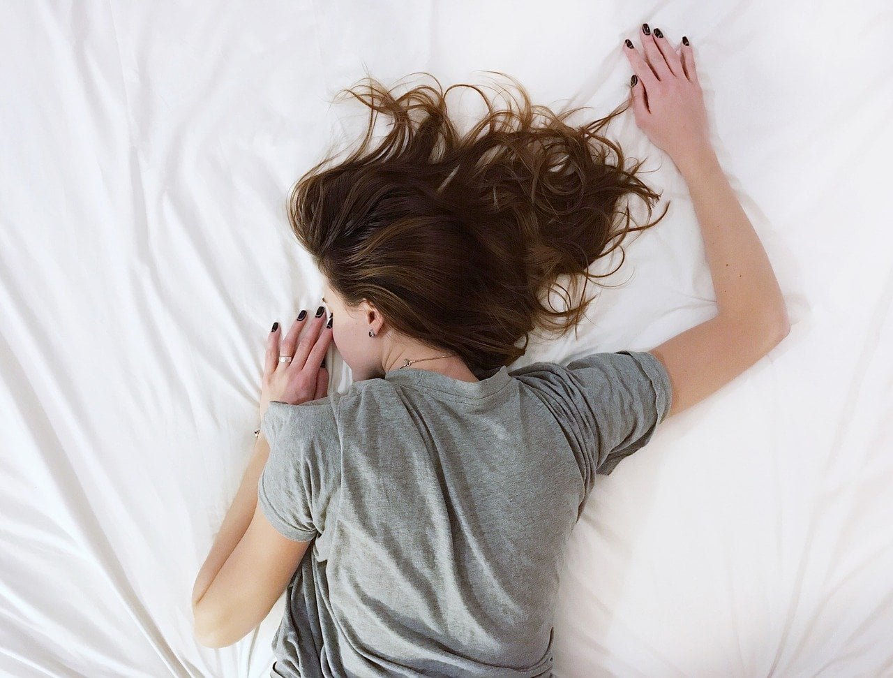 Vrouw in bed slaapt in tijdens haar burn-out