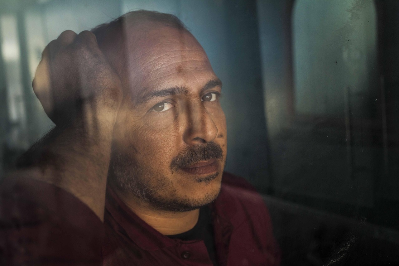 Sombere stemming van man bij raam