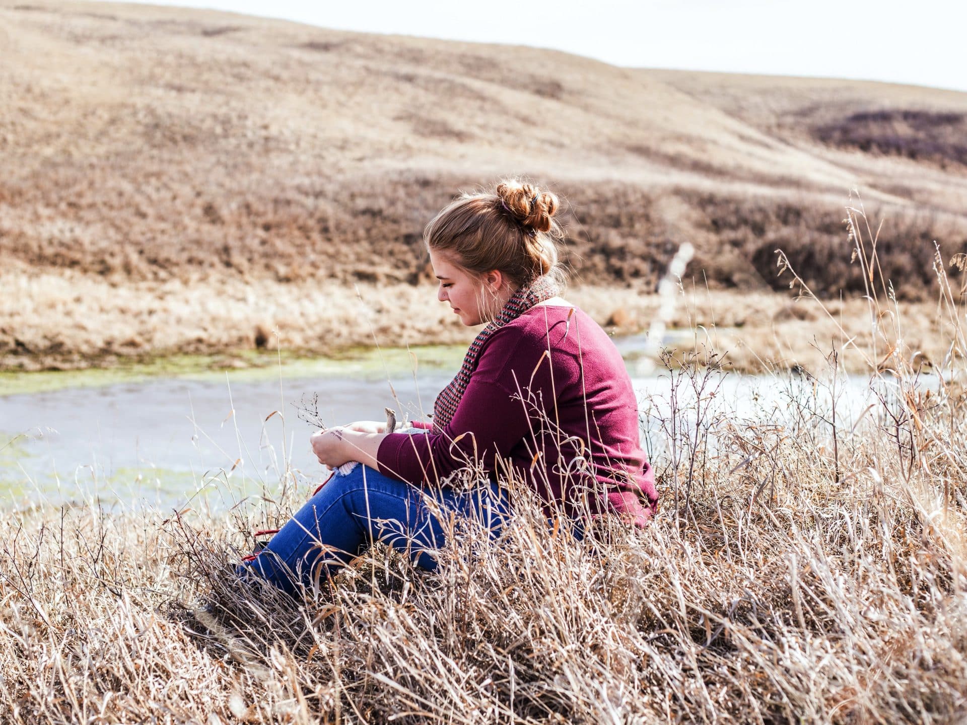 vrouw krijgt begeleiding bij burn-out in de duinen