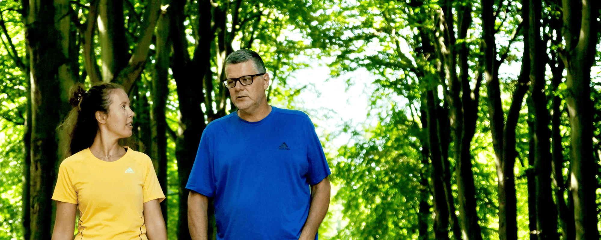 Coach begeleidt klant met burn-out in de natuur