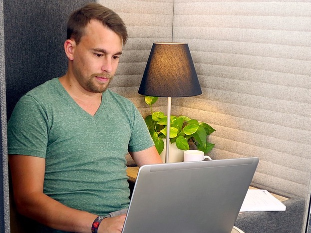 Man aan het werk met burn-out