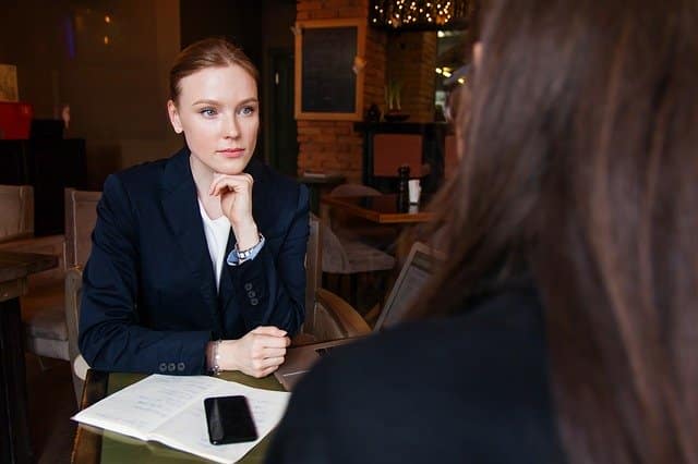 Burn-out: Vrouw in gesprek met collega