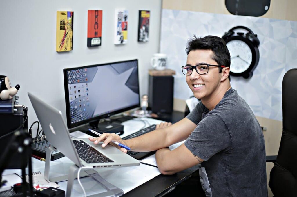 vitale man op het werk