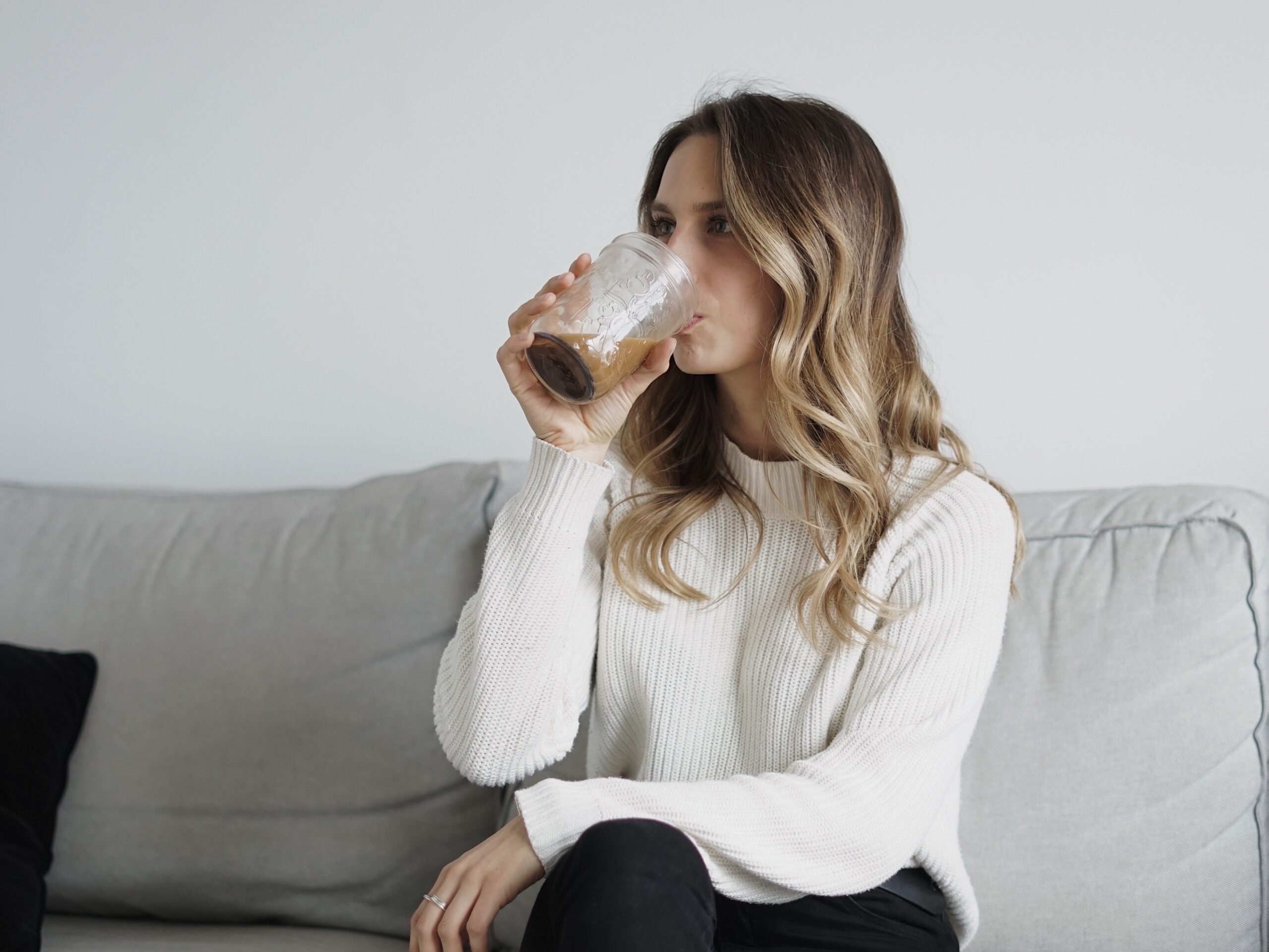 Vrouw zit ontspannen op bank