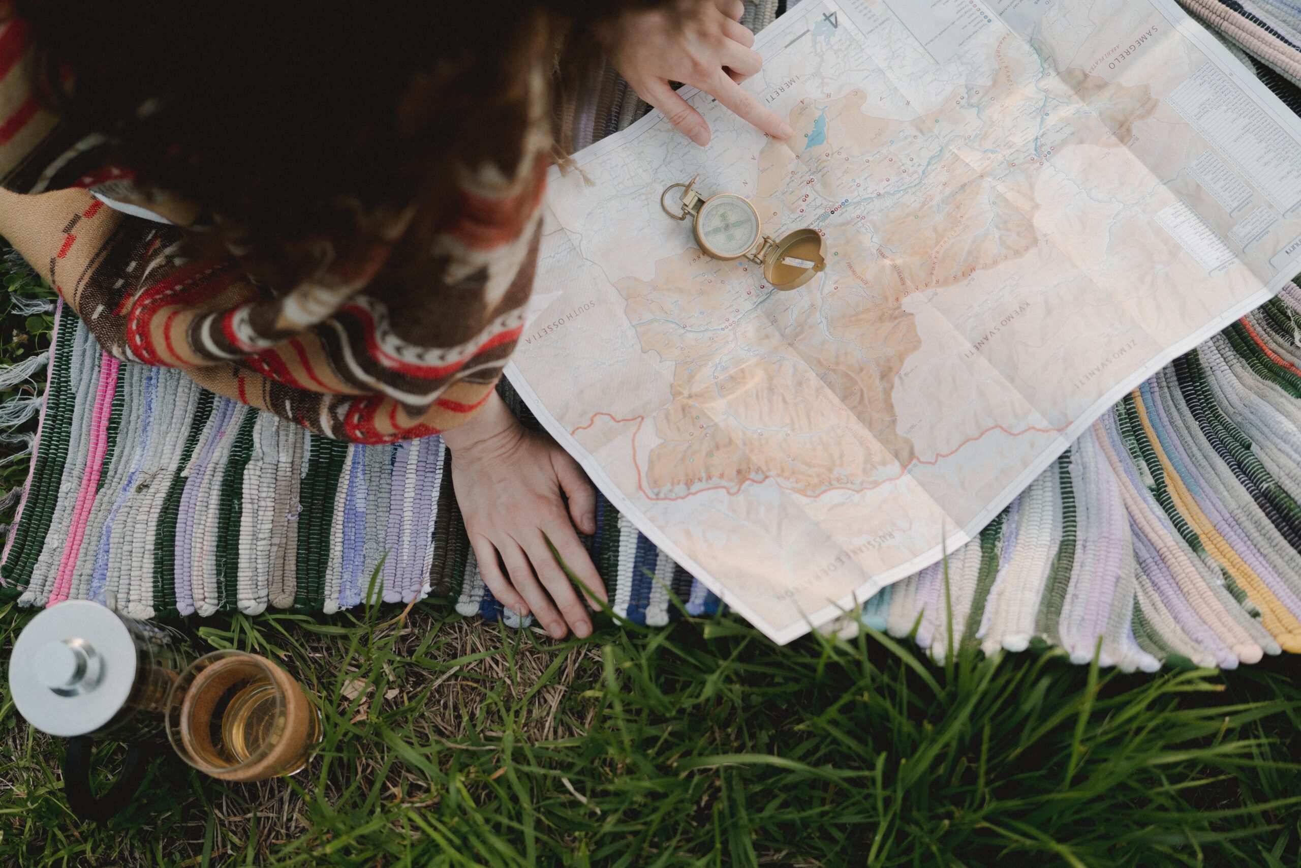 Burn-out vrouw met routekaart in gras