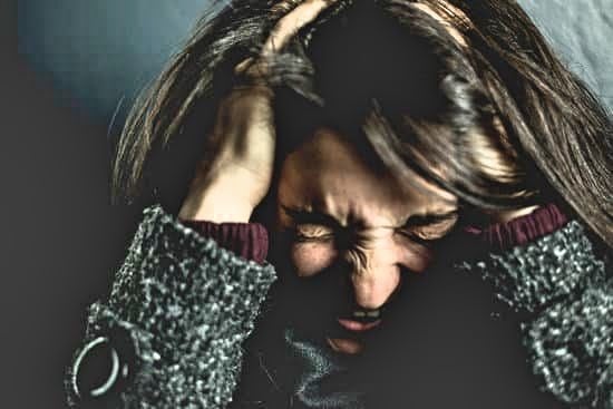 Psychische stress: vrouw met handen in haar