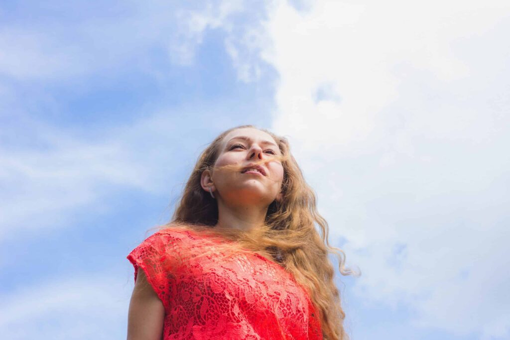 Vrouw denkt na over stress