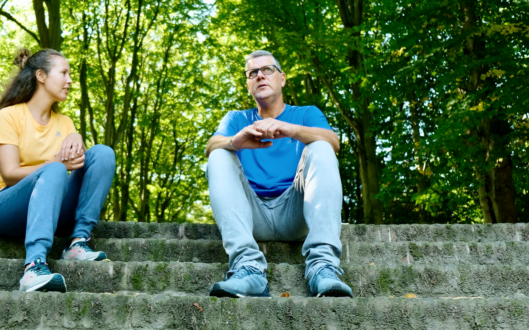 Coach begeleidt klant met burn-out in de natuur