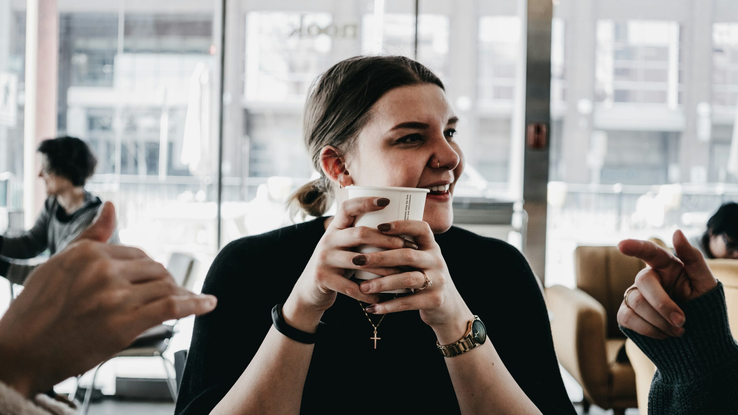 Vrouw pakt sociale contacten weer op in fase 4 van burn-outherstel