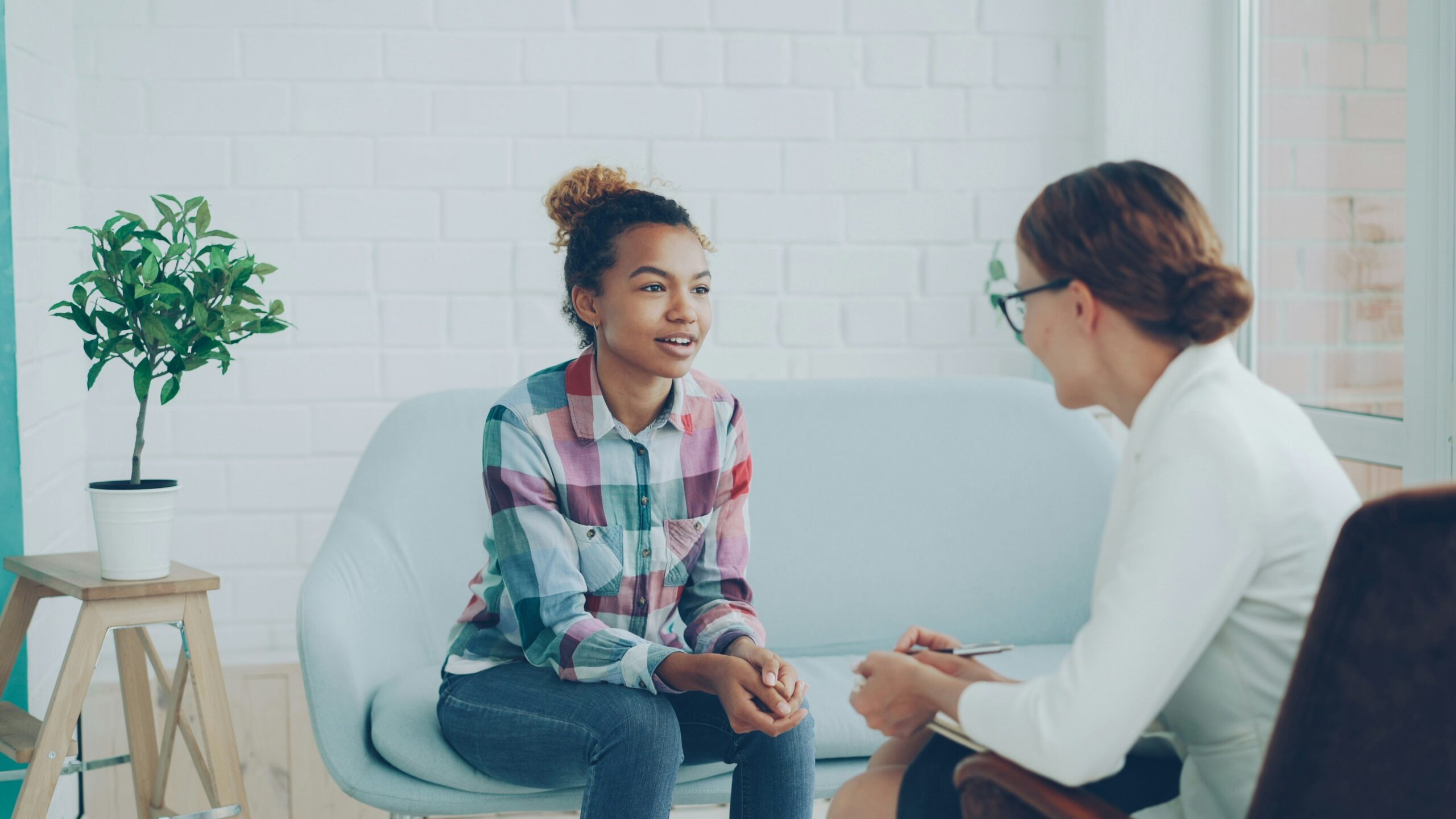 Jonge vrouw met stress bij intake burn-outbegeleiding